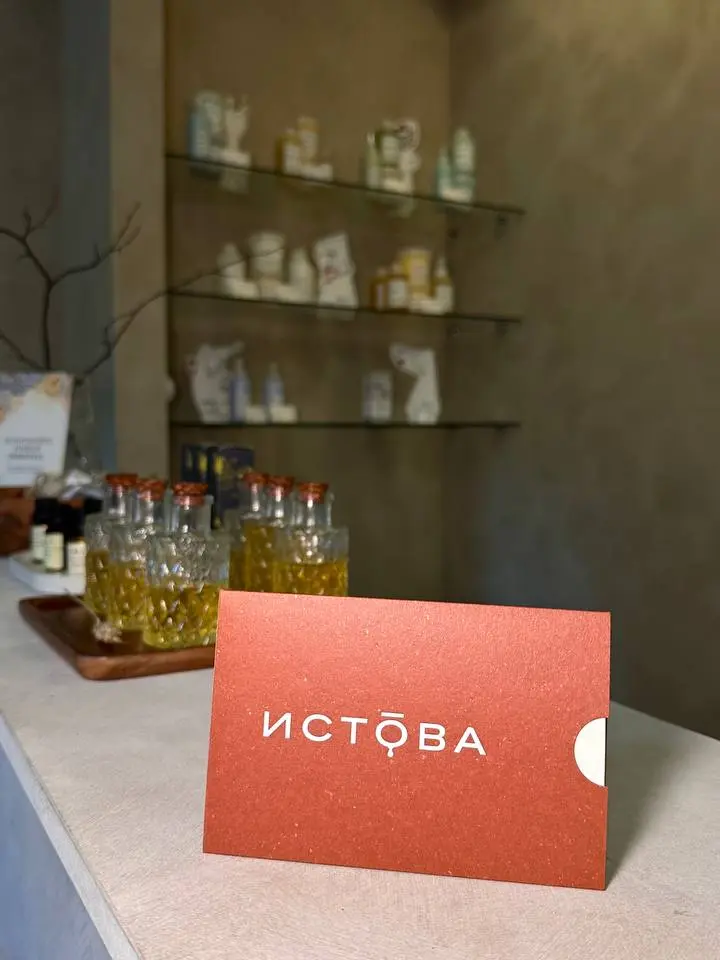 Подарочный сертификат и витрина с уходом